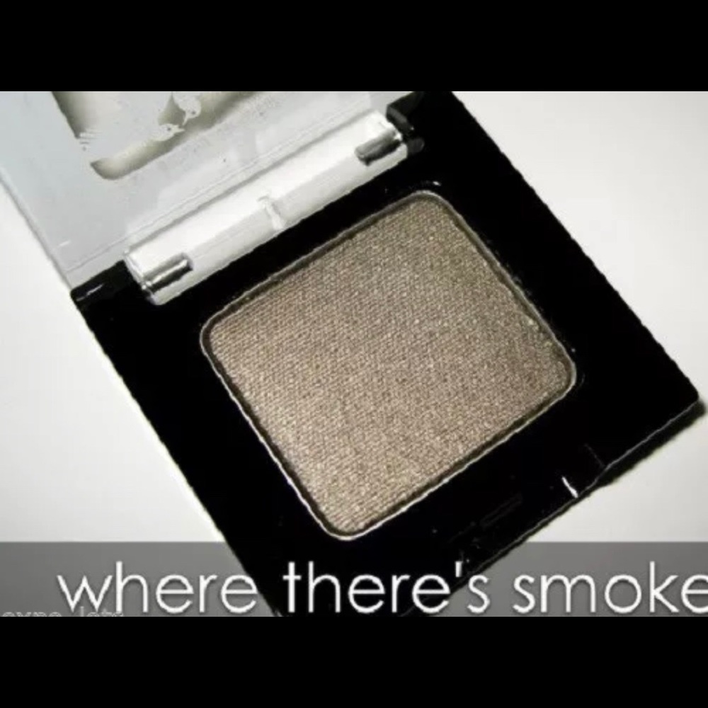 Benefit Velvet Eyeshadow in Where There’s Smoke - Picture 3 of 3